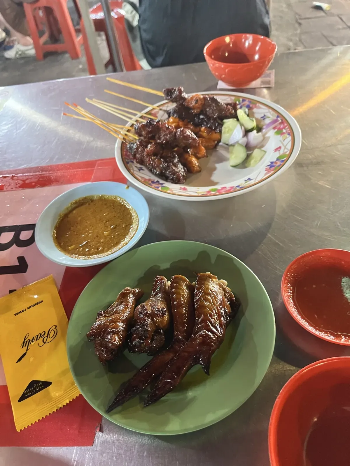 聽說來黃亞華小食店必吃的雞翅跟沙嗲